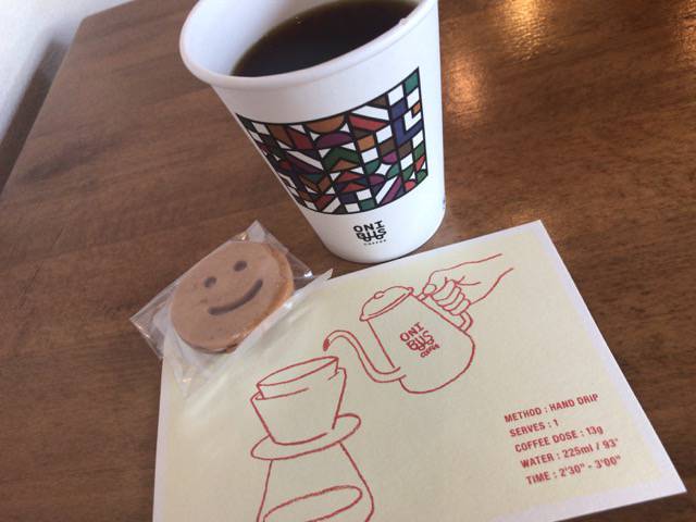 オニバスコーヒーのコーヒーとクッキー