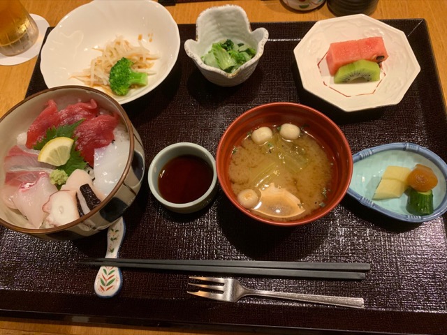 木都里亭の海鮮丼ランチ