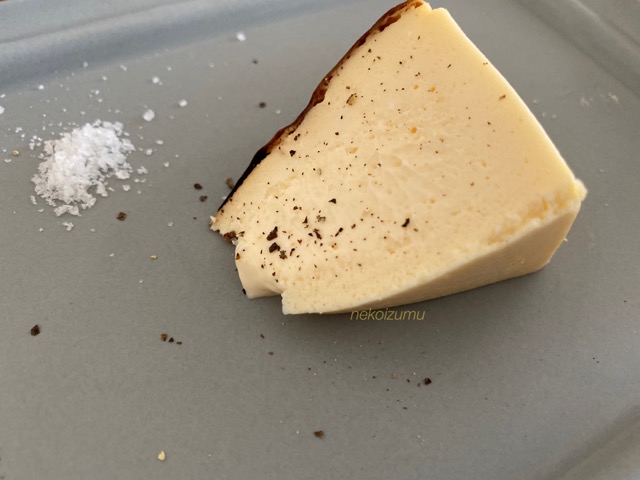 バスクチーズケーキと岩塩